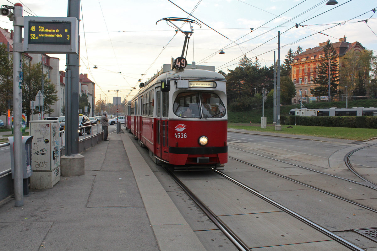 Wien Wiener Linien SL 49 (E1 4536 + c4 1342) XIV, Penzing, Oberbaumgarten, Linzer Straße (Hst. Baumgarten) am 17. Oktober 2018.