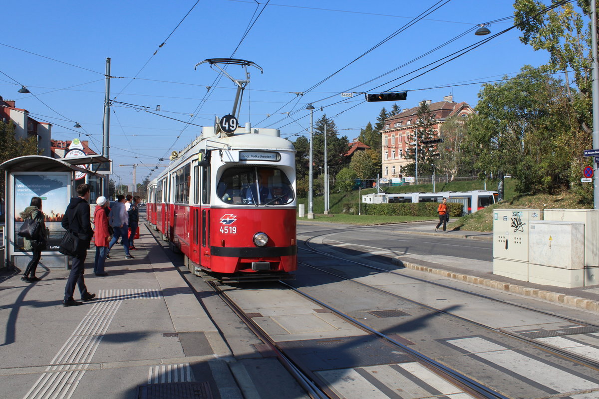 Wien Wiener Linien SL 49 (E1 4519 + c4 1360) XIV, Penzing, Oberbaumgarten, Linzer Straße (Hst. Baumgarten). - Hersteller und Baujahre der Straßenbahnfahrzeuge: Lohnerwerke 1973 (E1 4519); Bombardier-Rotax 1976 (c4 1360).