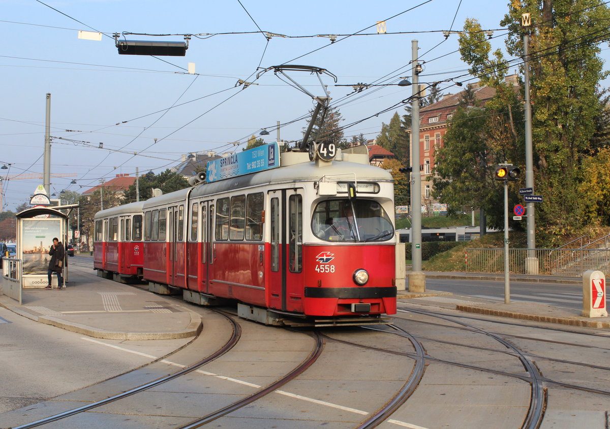 Wien Wiener Linien SL 49: E1 4558 mit dem Bw c4 1351 verlässt am 17. Oktober 2018 die Haltestelle Baumgarten (XIV, Penzing, Oberbaumgarten, Linzer Straße / Hütteldorfer Straße). Der Zug fährt in Richtung Karl-Renner-Ring (Endst. Ring, Volkstheater).