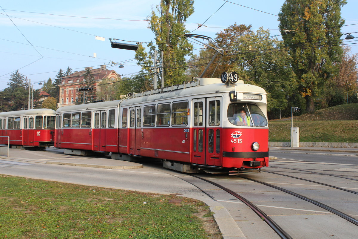 Wien Wiener Linien SL 49 (E1 4515 + c4 1335) XIV, Penzing, Oberbaumgarten, Linzer Straße / Hütteldorfer Straße am 17. Oktober 2018. - Der Zug zieht nach dem beendeten Morgendienst in den Betriebsbahnhof Rudolfsheim ein. Von der Haltestelle Baumgarten fährt er über die Strecke der SL 52 (Linzer Straße, Schloßallee und Mariahilfer Straße) zum Betriebsbahnhof. - Hersteller und Baujahre der Straßenbahnfahrzeuge: Lohnerwerke 1972 (E1 4515); Bombardier-Rotax, vorm. Lohnerwerke, 1975.