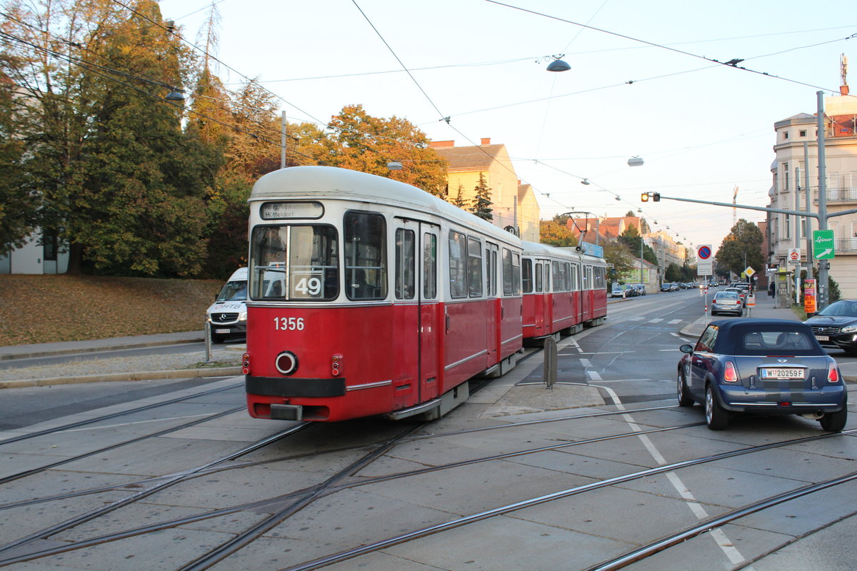 Wien Wiener Linien SL 49 (c4 1356 + E1 4554 (Beide Straßenbahnfahrzeuge: Bombardier-Rotax, vorm. Lohnerwerke, 1976)) XIV, Penzing, Oberbaumgarten, Linzer Straße / Hütteldorfer Straße am 16. Oktober 2018.