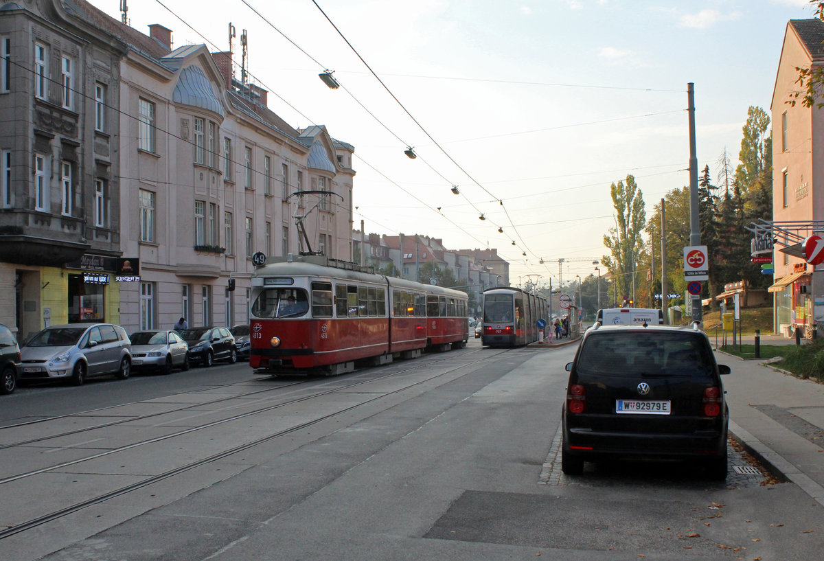 Wien Wiener Linien SL 49 (E1 4513 + c4 1338) XIV, Penzing, Oberbaumgarten, Hütteldorfer Straße am 17. Oktober 2018. - Hersteller und Baujahre der Straßenbahnfahrzeuge: Lohnerwerke 1972 (E1 4513); Bombardier-Rotax, vorm. Lohnerwerke, 1975 (c4 1338).