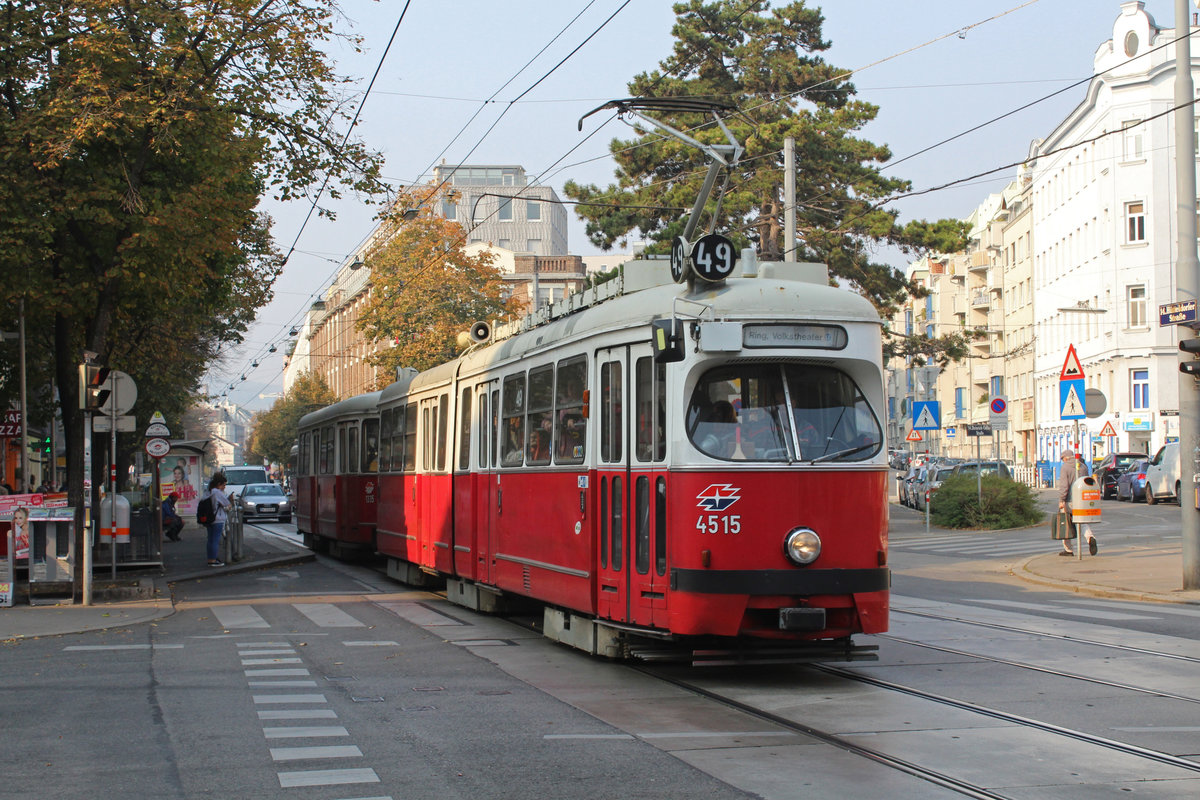 Wien Wiener Linien SL 49 (E1 4515 + c4 1335) XIV, Penzing, Hütteldorfer Straße / Ameisgasse / Leyserstraße am 19. Oktober 2018. - Hersteller und Baujahre der Straßenbahnfahrzeuge: Lohnerwerke 1972 (E1 4515); Bombardier-Rotax, vorm. Lohnerwerke, 1975 (c4 1335). - Die Ameisgasse erhielt ihren Namen nach dem Ameisbach. - Nach einem Helden bei der Verteidigung Wiens gegen die Türken 1529, Ulrich Leyser, wurde die Leyserstraße 1899 benannt.