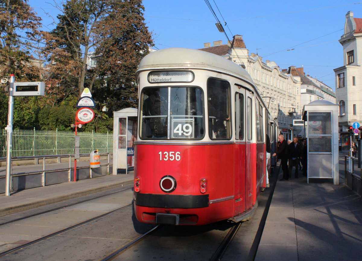 Wien Wiener Linien SL 49 (c4 1356 + E1 4554 (Beide Wagen: Bombardier-Rotax 1976)) XIV, Penzing, Breitensee, Hütteldorfer Straße / Ludwig-Zatzka-Park / S-Bahnhof Breitensee (Hst. Breitensee) am 16. Oktober 2018.