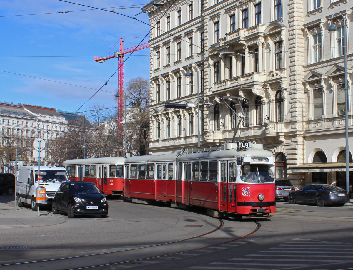 Wien Wiener Linien SL 49 (E1 4528 (Bombardier-Rotax 1973) + c4 1336 (Bombardier-Rotax 1975)) I, Innere Stadt, Hansenstraße / Bellariastraße am 14. Feber / Februar 2019.
