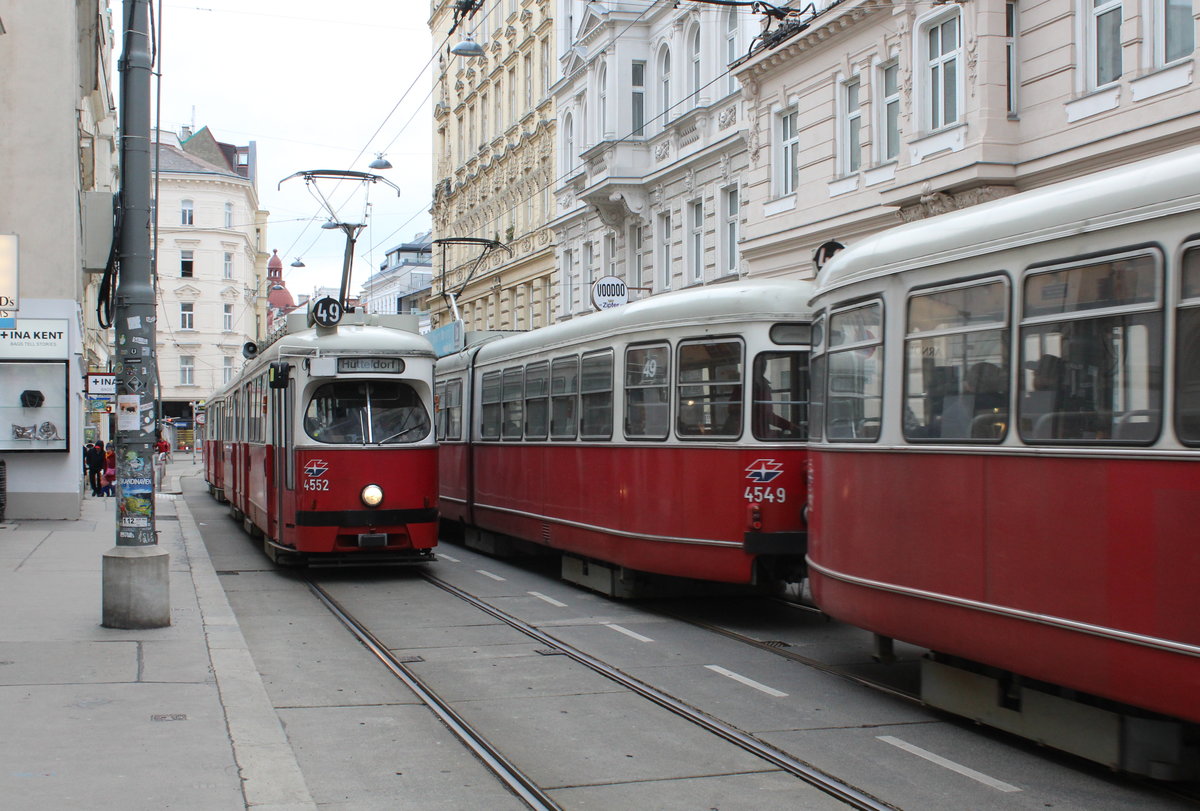 Wien Wiener Linien SL 49 (E1 4552 / E1 4549) VII, Neubau, Siebensterngasse / Stuckgasse am 11. Feber / Februar 2019. - Hersteller der beiden Tw: Bombardier-Rotax. Baujahre: 1976 bzw. 1975.
