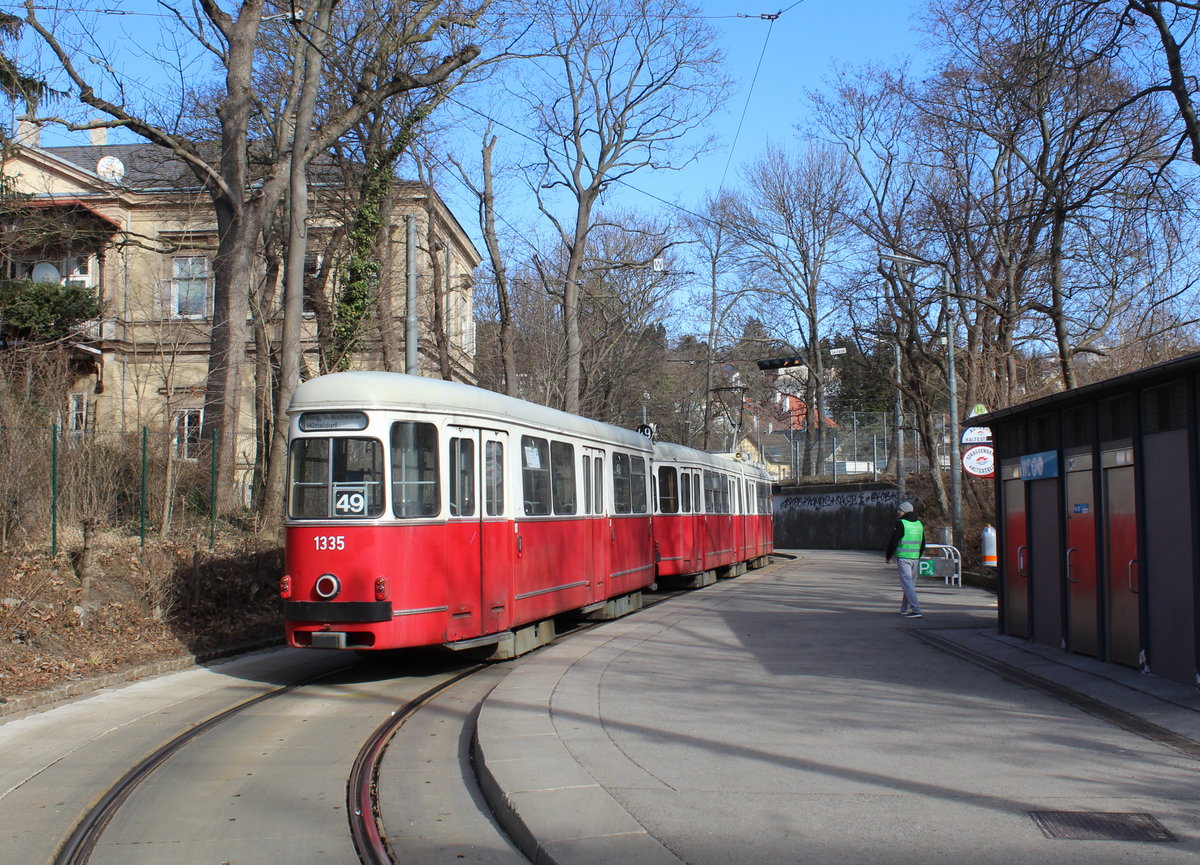 Wien Wiener Linien SL 49 (c4 1335 (Bombardier-Rotax, vorm. Lohnerwerke, 1975) + E1 4515 (Lohnerwerke 1972)) XIV, Penzing, Hütteldorf, Endstation Hütteldorf, Bujattigasse (Ausstieg) am 14. Feber / Februar 2019.