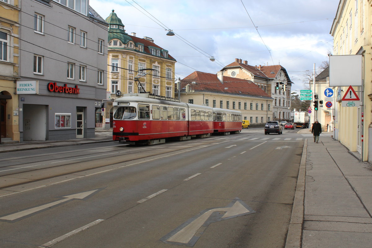 Wien Wiener Linien SL 49 (E1 4554 + c4 1351 (beide: Bombardier-Rotax 1976)) XIV, Penzing, Hütteldorf, Linzer Straße / Bergmillergasse / Hüttelbergstraße am 11. Feber / Februar 2019.