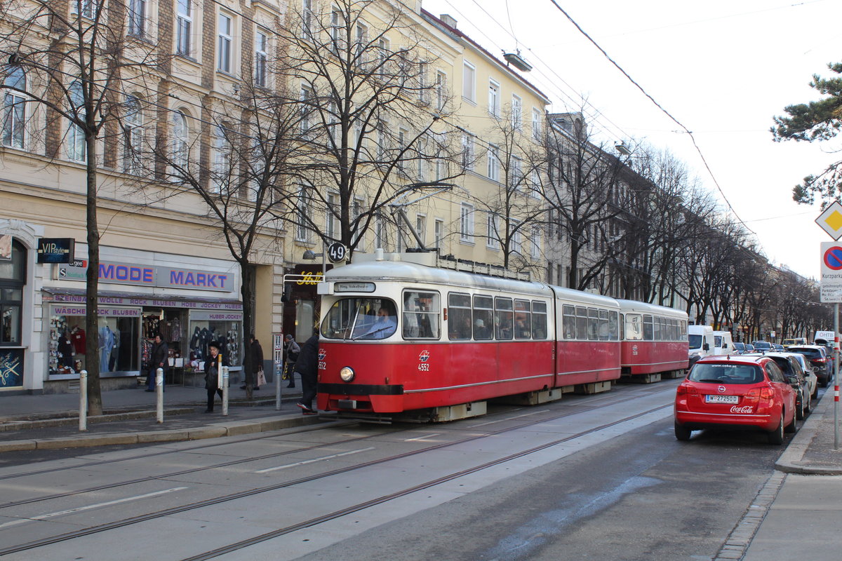 Wien Wiener Linien SL 49 (E1 4552 + c4 1338 (Bombardier-Rotax, vorm. Lohnerwerke, 1976 bzw. 1975)) XIV, Penzing, Breitensee, Hütteldorfer Straße (Hst. Leyserstraße) / Lotte-Lenya-Platz am 13. Feber / Februar 2019.