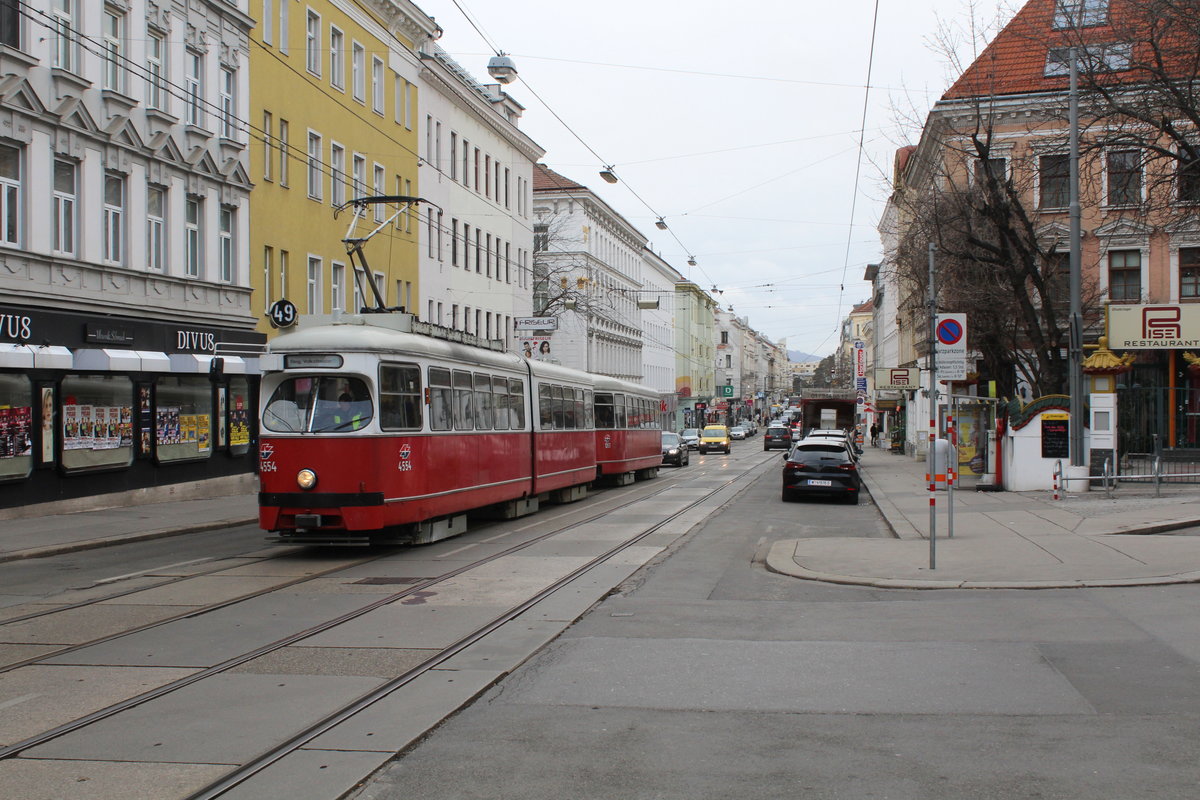 Wien Wiener Linien SL 49 (E1 4554 + c4 1351 (beide: Bombardier-Rotax, vorm. Lohnerwerke, 1976)) XIV, Penzing / XV, Rudolfsheim-Fünfhaus, Rudolfsheim, Hütteldorfer Straße / Flachgasse / Kuefsteingasse / Matthias-Schönerer-Gasse am 12. Feber / Februar 2019. 