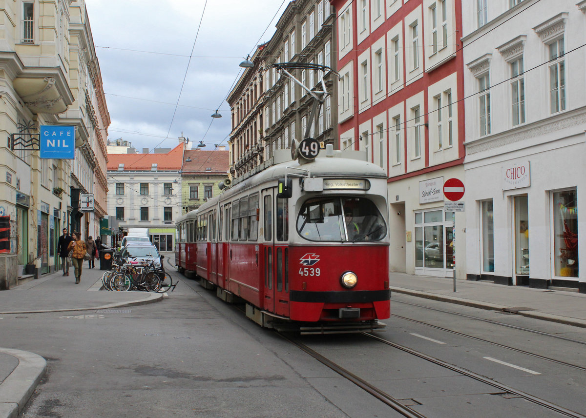 Wien Wiener Linien SL 49 (E1 4539 + c4 1357 (Bombardier-Rotax 1974 bzw. 1976)) VII, Neubau, Siebensterngasse / Zollergasse am 11. Feber / Februar 2019.