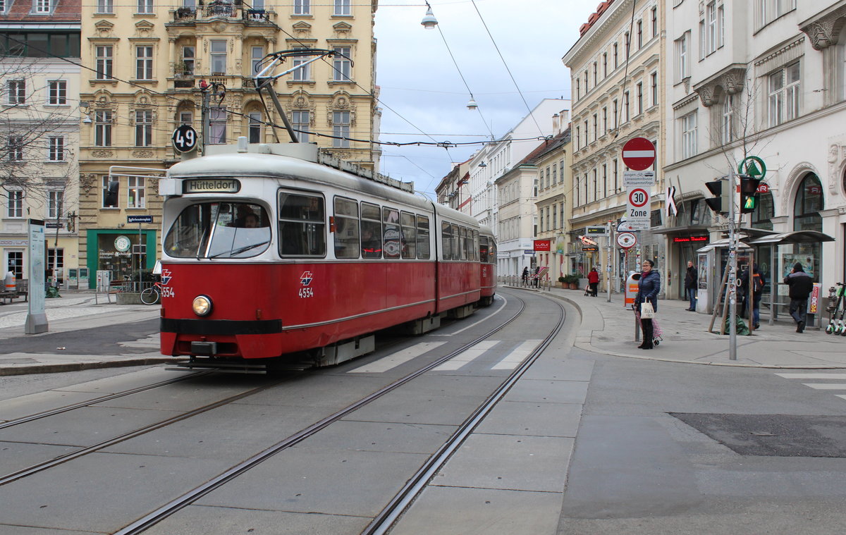 Wien Wiener Linien SL 49 (E1 4554 + c4 1351 (beide: Bombardier-Rotax, vorm. Lohnerwerke, 1976)) VII, Neubau, Siebensterngasse / Siebensternplatz / Kirchengasse am 11. Feber / Februar 2019.
