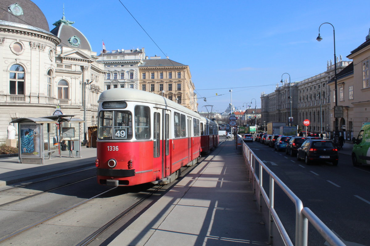 Wien Wiener Linien SL 49 (c4 1336 + E1 4528 (Bombardier-Rotax, vorm. Lohnerwerke, 1975 bzw. 1973)) VII, Neubau, Burggasse (Hst. Volkstheater) am 15. Feber / Februar 2019.