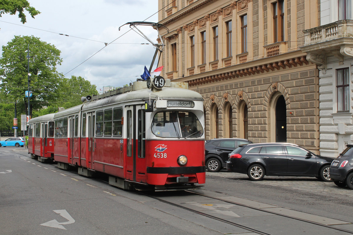 Wien Wiener Linien SL 49 (E1 4538 + c4 1360 (Bombardier-Rotax, vorm. Lohnerwerke, 1974 bzw. 1976)) I, Innere Stadt, Schmerlingplatz am 9. Mai 2019.