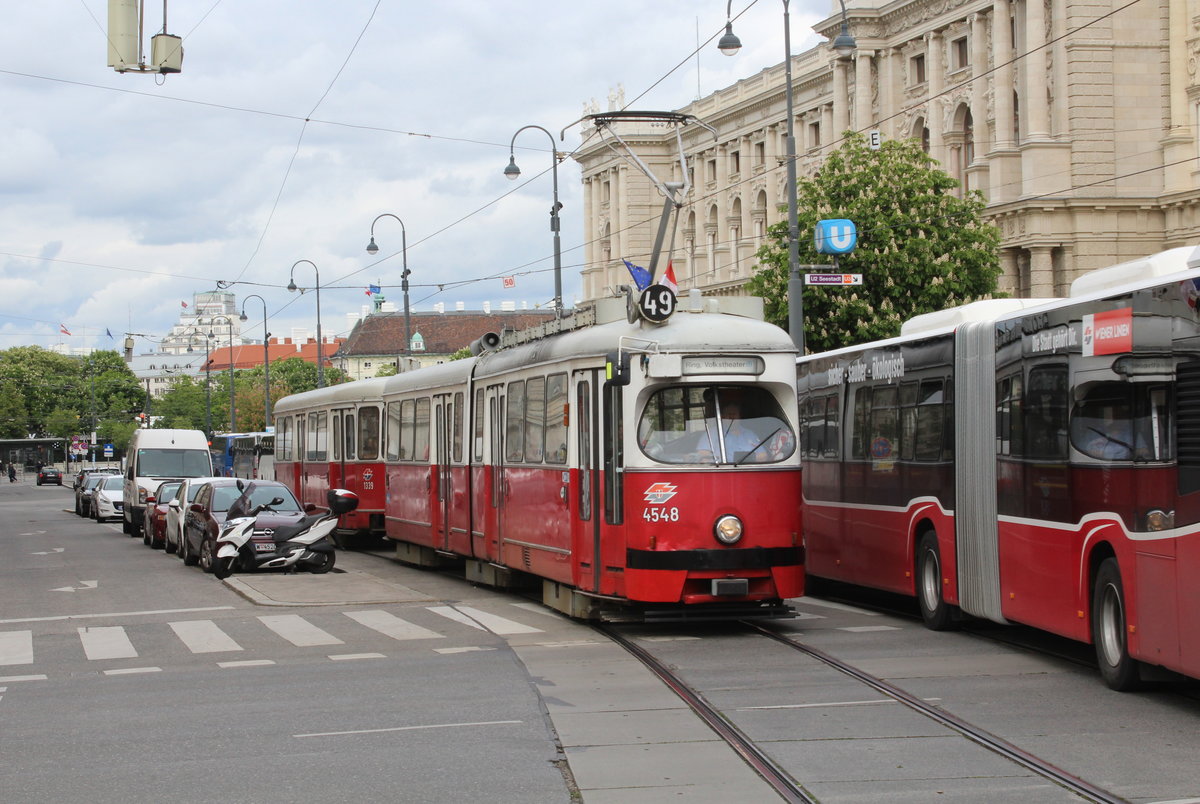 Wien Wiener Linien SL 49 (E1 4548 + c4 1339 (Bombardier-Rotax, vorm. Lohnerwerke, 1975 bzw. 1976) I, Innere Stadt, Bellariastraße / Museumstraße / Museumsplatz am 9. Mai 2019. 