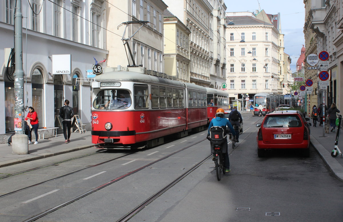Wien Wiener Linien SL 49 (E1 4540 + c4 1354 (Bombardier-Rotax, vorm. Lohnerwerke, 1975 bzw. 1976)) VII, Neubau, Siebensterngasse / Zollergasse am 9. Mai 2019.