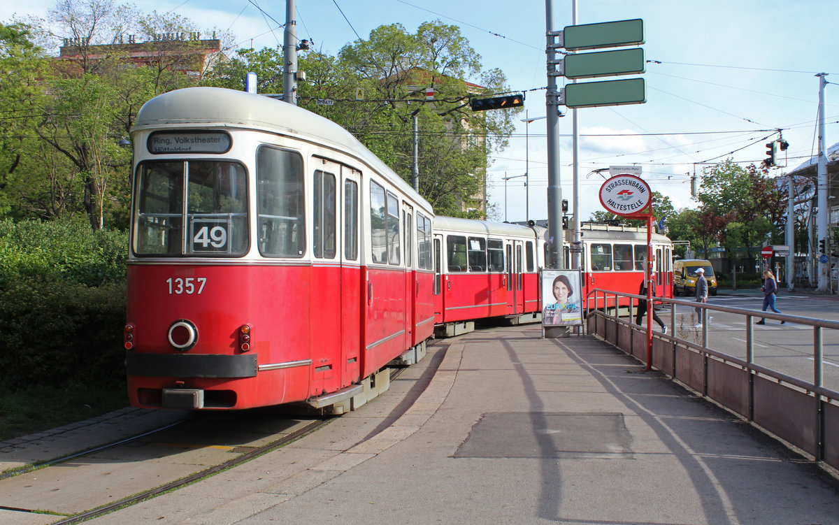 Wien Wiener Linien SL 49 (c4 1357 + E1 4558) VII, Neubau, Urban-Loritz-Platz am 9. Mai 2019.