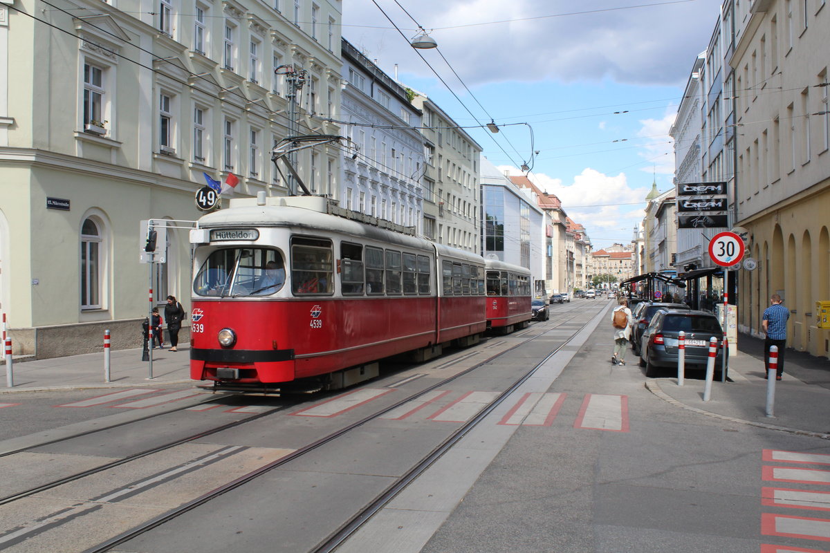 Wien Wiener Linien SL 49 (E1 4539 + c4 1342 (Bombardier-Rotax, vorm. Lohnerwerke, 1974 bzw. 1975)) XV, Rudolfsheim-Fünfhaus, Fünfhaus, Märzstraße / Beingasse am 10. Mai 2019. - Zur Erinnerung an die Opfer der Märzrevolution von 1848 erhielt die Märzstraße 1899 ihren Namen. - Die Beingasse bekam um 1864 ihre Bezeichnung nach einem Herrn Bein, der in dieser Gegend Grundbesitzer und Wohltäter war.  