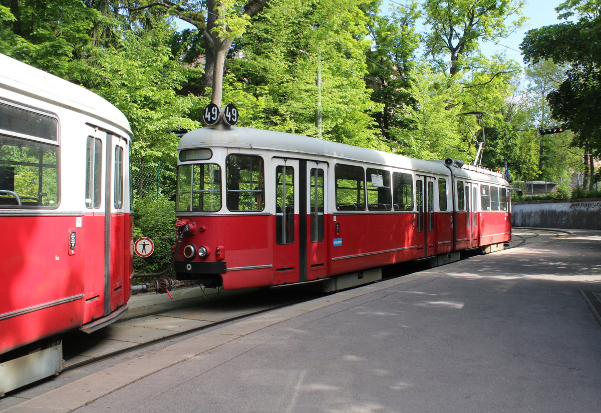 Wien Wiener Linien SL 49 (E1 4548 + c4 1339) XIV, Penzing, Hütteldorf, Endstation Hütteldorf / Bujattigasse (Ausstiegstelle) am 10. Mai 2019. - Nach dem Seidenwarenfabrikanten, Hausbesitzer und Wohltäter Franz Bujatti (1813 bis 1897) bekam die Bujattigasse 1898 ihre Bezeichnung.