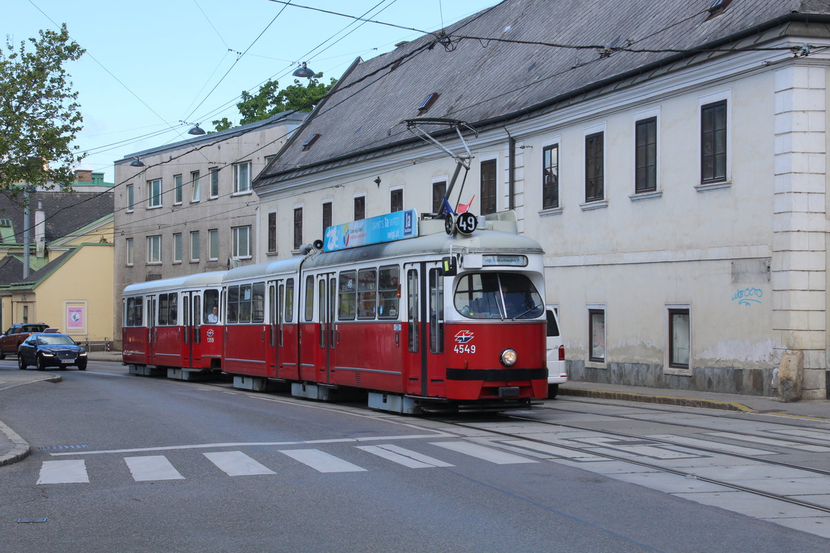Wien Wiener Linien SL 49 (E1 4549 + c4 1359 (Bombardier-Rotax, vorm. Lohnerwerke, 1975 bzw. 1976)) XIV, Penzing, Hütteldorf, Linzer Straße / Rosentalgasse am 10. Mai 2019.