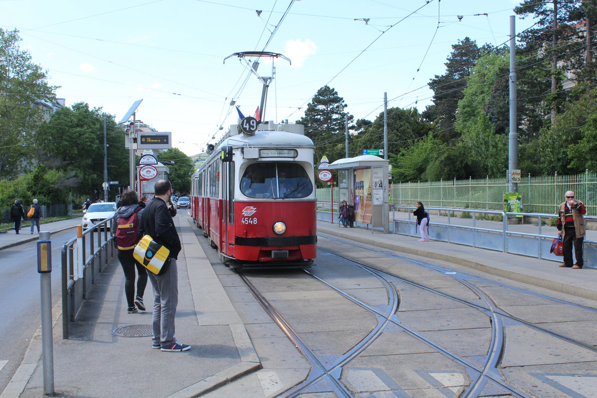 Wien Wiener Linien SL 49 (E1 4548 + c4 1339) XIV, Penzing, Hütteldorfer Straße (Hst. Breitensee) am 10. Mai 2019. Der Zug fährt Richtung Dr.-Karl-Renner-Ring (Ring, Volkstheater). - Vom 29. Juni bis zum 31. August 2019 werden die Züge der SL 49, die vom Dr.-Karl-Renner-Ring kommen, am S-Bahnhof Breitensee, der sich links außerhalb des Bildes befindet, eine zeitweilige Endstation haben, da es in der obengenannten Periode Gleisbauarbeiten in der Hütteldorfer Straße zwischen Breitensee und Baumgarten geben wird. Die SL 49-Teilstrecke zwischen Baumgarten und Hütteldorf, Bujattigasse werden Züge der für diese Periode verlängerten SL 52 bedienen.