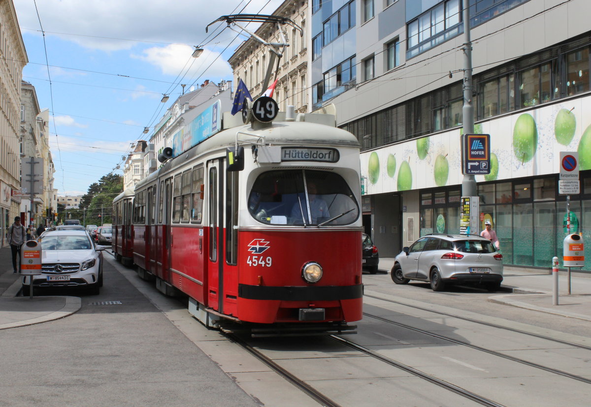 Wien Wiener Linien SL 49 (E1 4549 + c4 1359 (Bombardier-Rotax. vorm. Lohnerwerke, 1975 bzw. 1976)) XIV, Penzing, Hütteldorfer Straße / Hickelgasse am 10. Mai 2019. - Die Hickelgasse wurde 1893 nach dem Porträtmaler Joseph Hickel (1734 bis 1807) benannt.