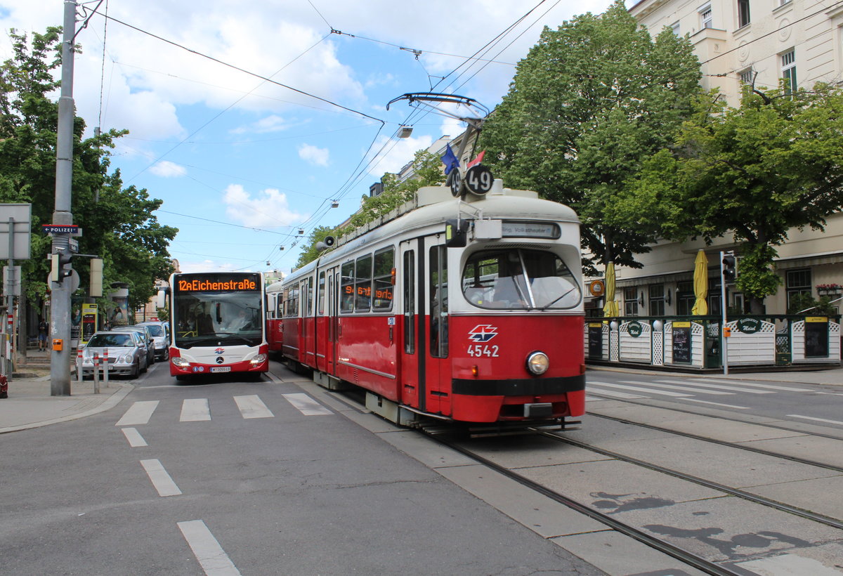 Wien Wiener Linien SL 49 (E1 4542 + c4 1363 (Bombardier-Rotax, vorm. Lohnerwerke, 1975 bzw. 1976)) XV, Rudolfsheim-Fünfhaus, Hütteldorfer Straße / Wurmsergasse am 10. Mai 2019. - Benannt wurde die Wurmsergasse 1894 nach dem Feldmarschall Dagobert Sigmund Graf von Wurmser (1724 bis 1797).