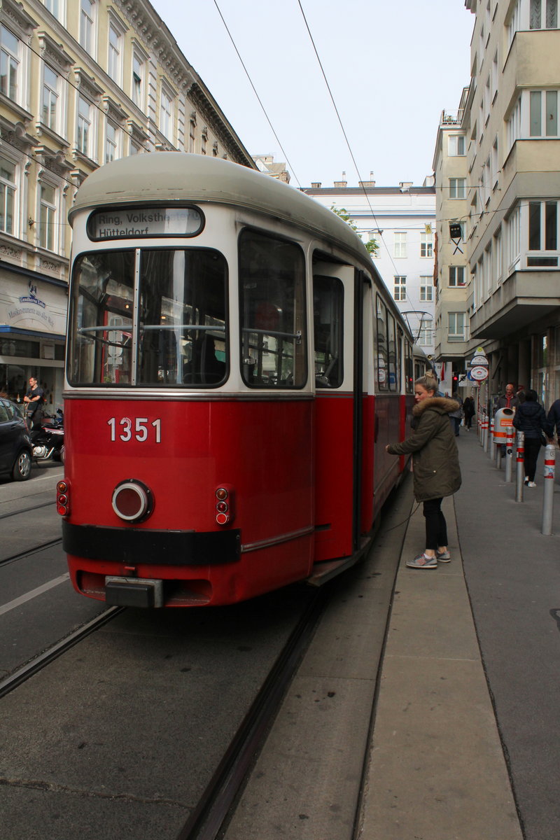 Wien Wiener Linien SL 49 (c4 1351 (Bombardier-Rotax, vorm. Lohnerwerke, 1976) + E1 4515 (Lohnerwerke 1972)) VII, Neubau, Westbahnstraße (Hst. Westbahnstraße / Neubaugasse) am 9. Mai 2019.