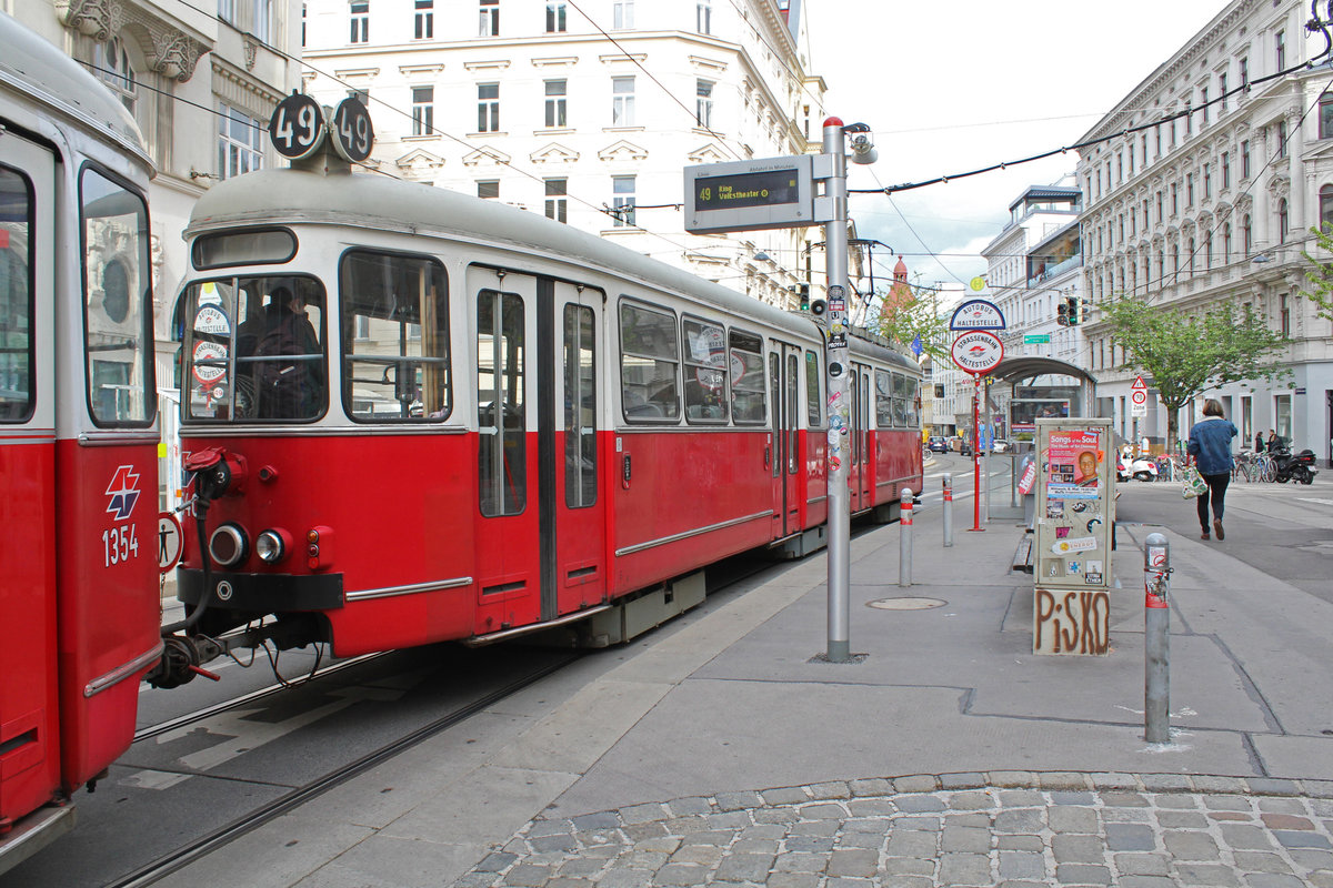 Wien Wiener Linien SL 49: An der Haltestelle Siebensterngasse (Siebensterngasse / Siebensternplatz / Kirchengasse) hält am 9. Mai 2019 der GT6 E1 4540 mit dem Bw c4 1354. - Der Hersteller der Straßenbahnfahrzeuge war Bombardier-Rotax, vorm. Lohnerwerke, in Wien-Floridsdorf. Baujahre: 1975 (E1 4540) und 1976 (c4 1354).