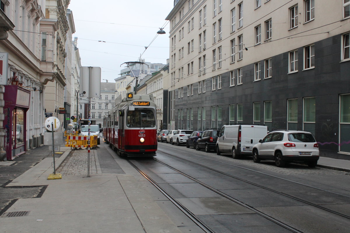 Wien Wiener Linien SL 49 (E2 4053 (SGP 1985)) VII, Neubau, Siebensterngasse am 18. Oktober 2019. - Von den Triebwagen des Typs E2 habe ich am 18. Oktober die folgenden auf dem 49er wahrgenommen: E2 4053, E2 4055 und E2 4056.