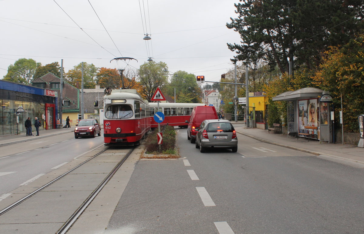 Wien Wiener Linien SL 49: Eine Garnitur bestehend aus dem E1 4542 und dem c4 1360 biegt am 18. Oktober 2019 beim Verlassen der Endstation Hütteldorf, Bujattigasse in die Linzer Straße.