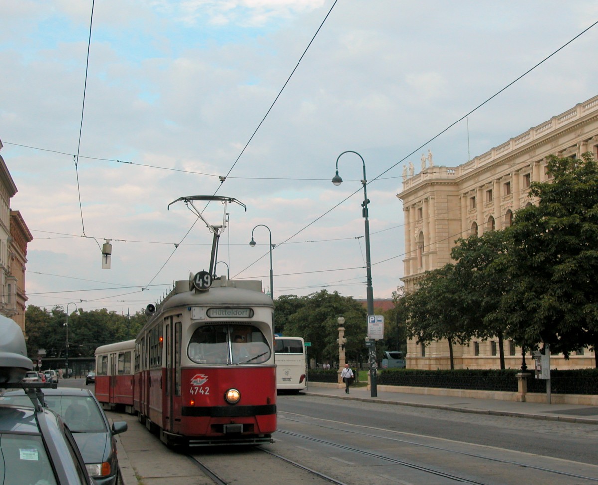 Wien Wiener Linien SL 49 (E1 4742) Bellariastrasse / Hansenstrasse am 5. August 2010.