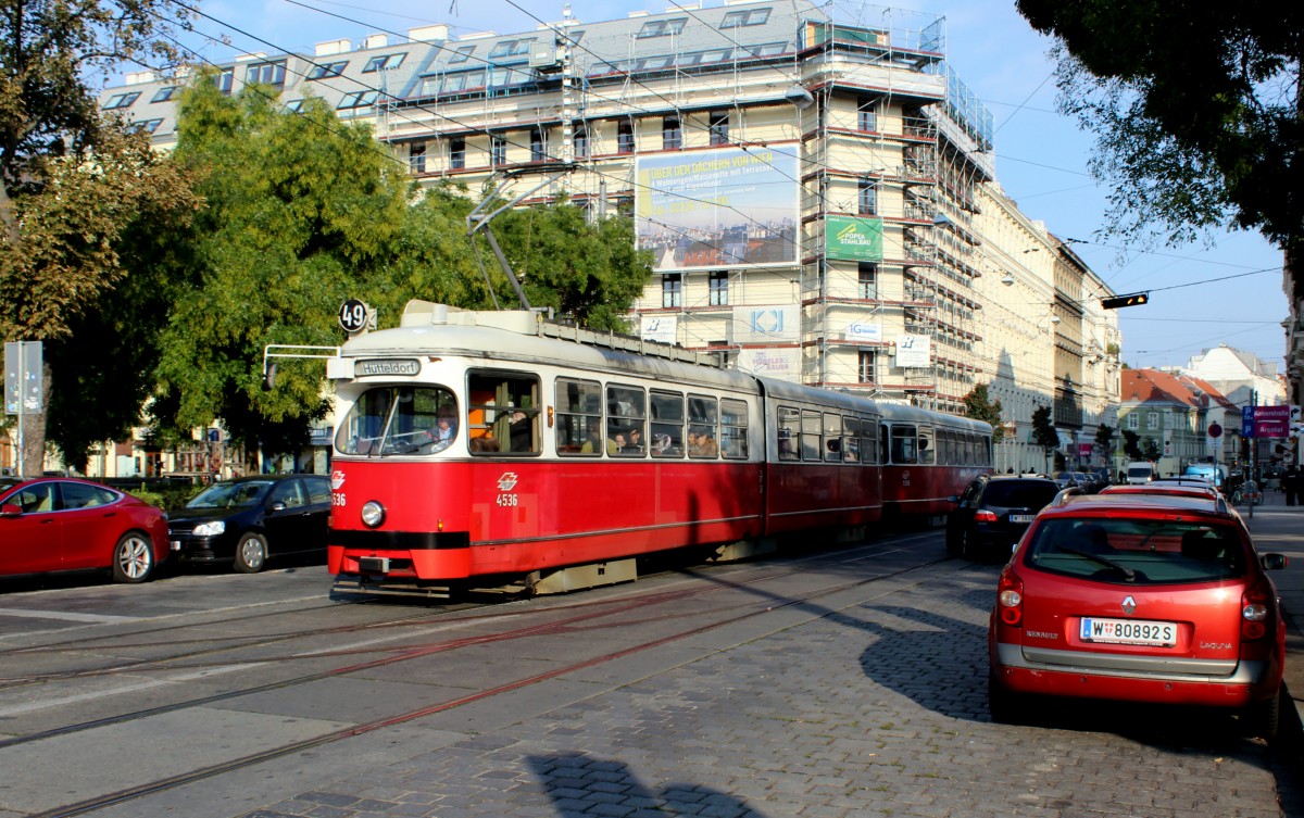Wien Wiener Linien SL 49 (E1 4536 (Rotax 1974) + c4 1358 (Rotax 1976)) Urban-Loritz-Platz am 12. Oktober 2015.