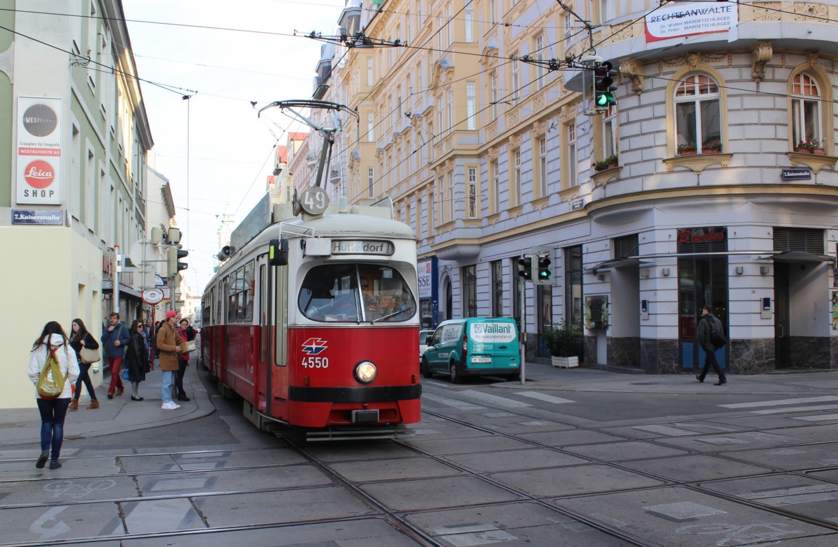 Wien Wiener Linien SL 49 (E1 4550, Rotax 1975) Westbahnstraße / Kaiserstraße am 12. Oktober 2015.