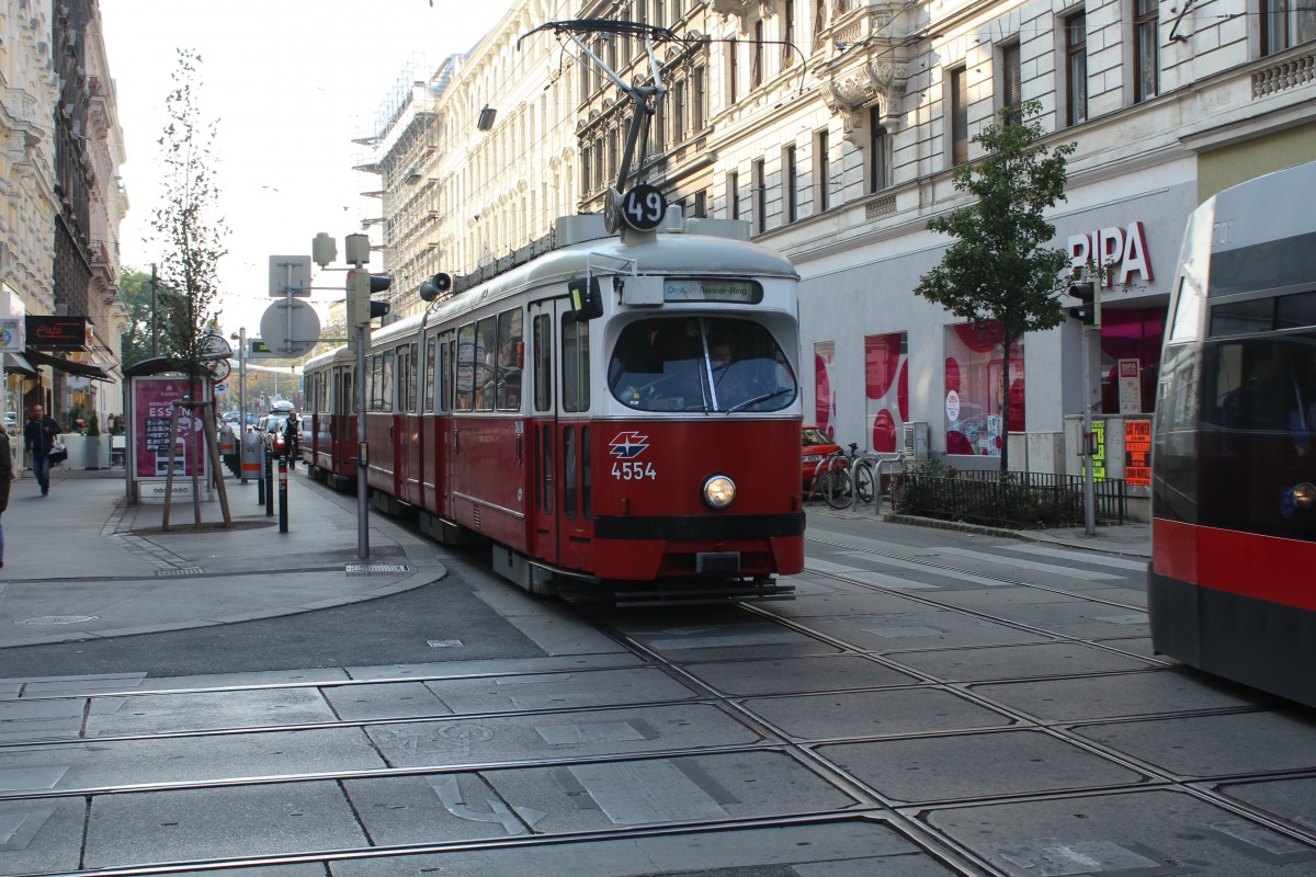 Wien Wiener Linien SL 49 (E1 4554, Rotax 1976) Westbahnstraße / Kaiserstraße am 12. Oktober 2015.
