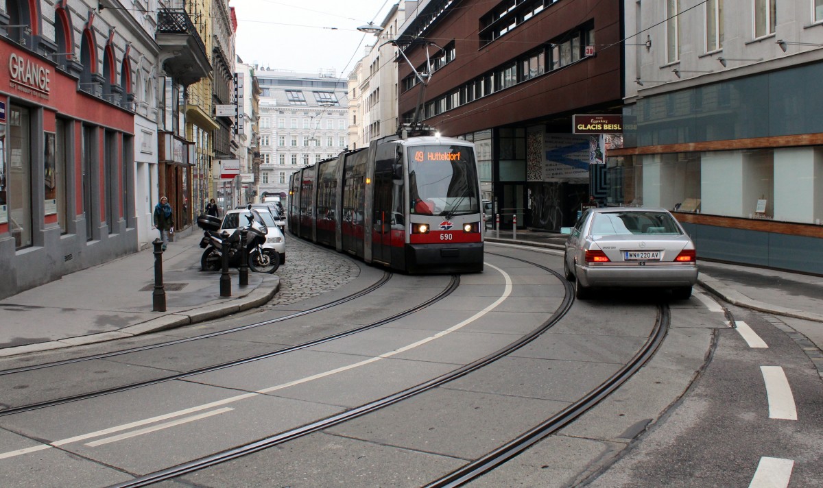 Wien Wiener Linien SL 49 (B 690) Breite Gasse am 19. februar 2016.
