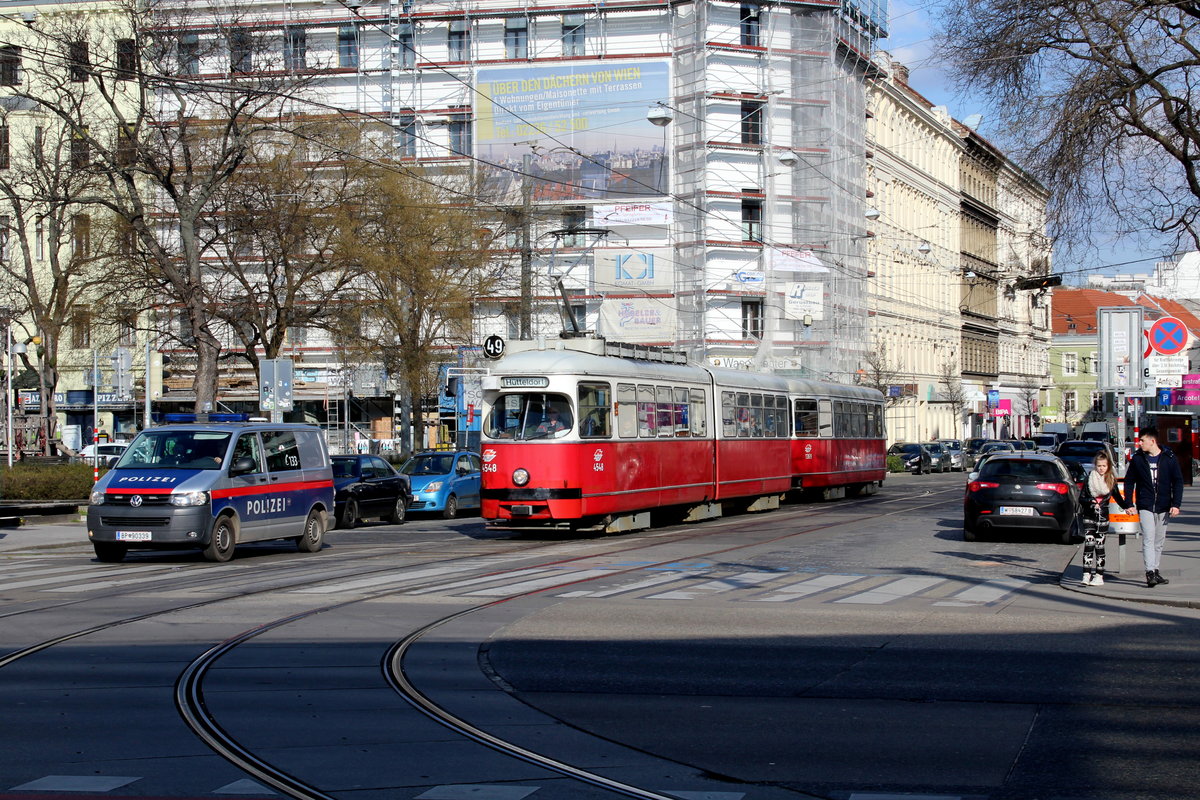 Wien Wiener Linien SL 49 (E1 4548 + c4 1369) Neubau, Urban-Loritz-Platz am 21. März 2016. - Der Platz heißt seit 1892 Urban-Loritz-Platz; er wurde nach dem sozial sehr engagierten Pfarrer Urban Loritz (1807 - 1881) benannt.