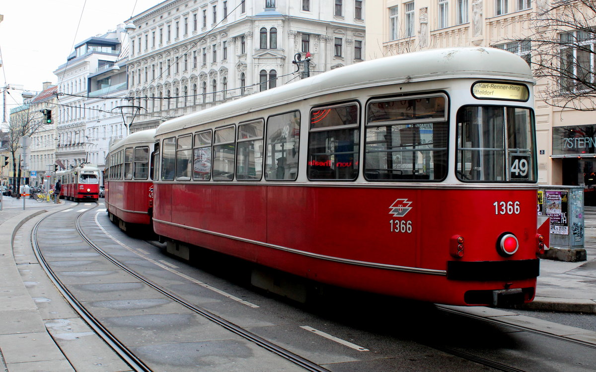 Wien Wiener Linien SL 49 (c4 1366 + E1 4550) Hst. Siebensterngasse (Neubau, Siebensterngasse / Kirchengasse / Siebensternplatz) am 19. Februar 2016. 