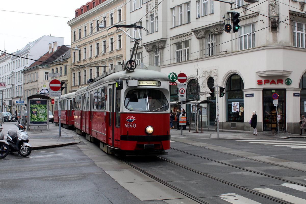 Wien Wiener Linien SL 49 (E1 4540 + c4 1367) Neubau, Siebensternplatz am 19. Februar 2016.