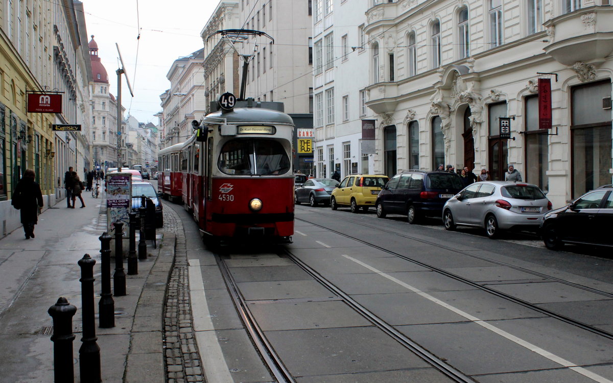 Wien Wiener Linien SL 49 (E1 4530 + c4 13xx) Neubau, Siebensterngasse am 19. Februar 2016. - In der Gasse lag vom Ende des 18. Jahrhunderts bis 1973 das  Haus zu den sieben goldenen Sternen . 1862 wurde die Gasse nach diesem Haus Siebensterngasse benannt.