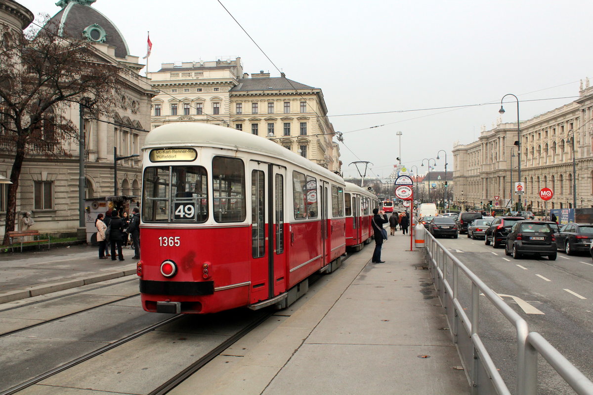Wien Wiener Linien SL 49 (c4 1365 + E1 4556) Neubau, Burggasse (Hst. Volkstheater) am 19. Februar 2016.