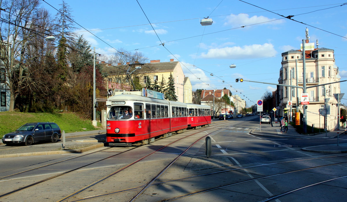 Wien Wiener Linien SL 49 (E1 4550 + c4 1366) XIV, Penzing, Oberbaumgarten, Hütteldorfer Straße / Linzer Straße am 21. März 2016. - Der in Richtung Hütteldorf fahrende Zug hat eben die Haltestelle Baumgarten verlassen.