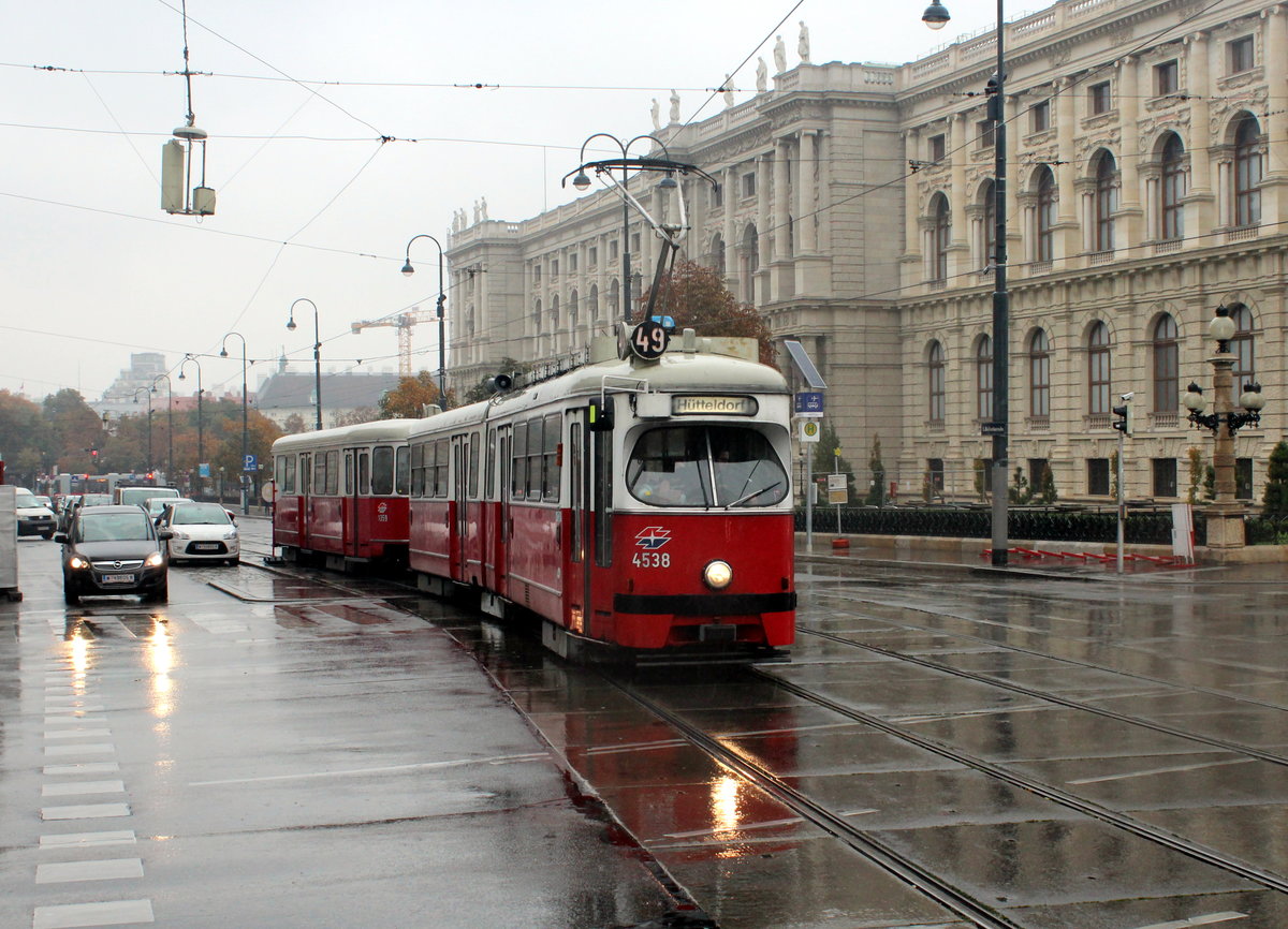 Wien Wiener Linien SL 49: Am 18. Oktober 2016 nähern sich der Tw E1 4538 und der Bw c4 1359 der Haltestelle Volkstheater. Der Zug fährt in Richtung Hütteldorf.  