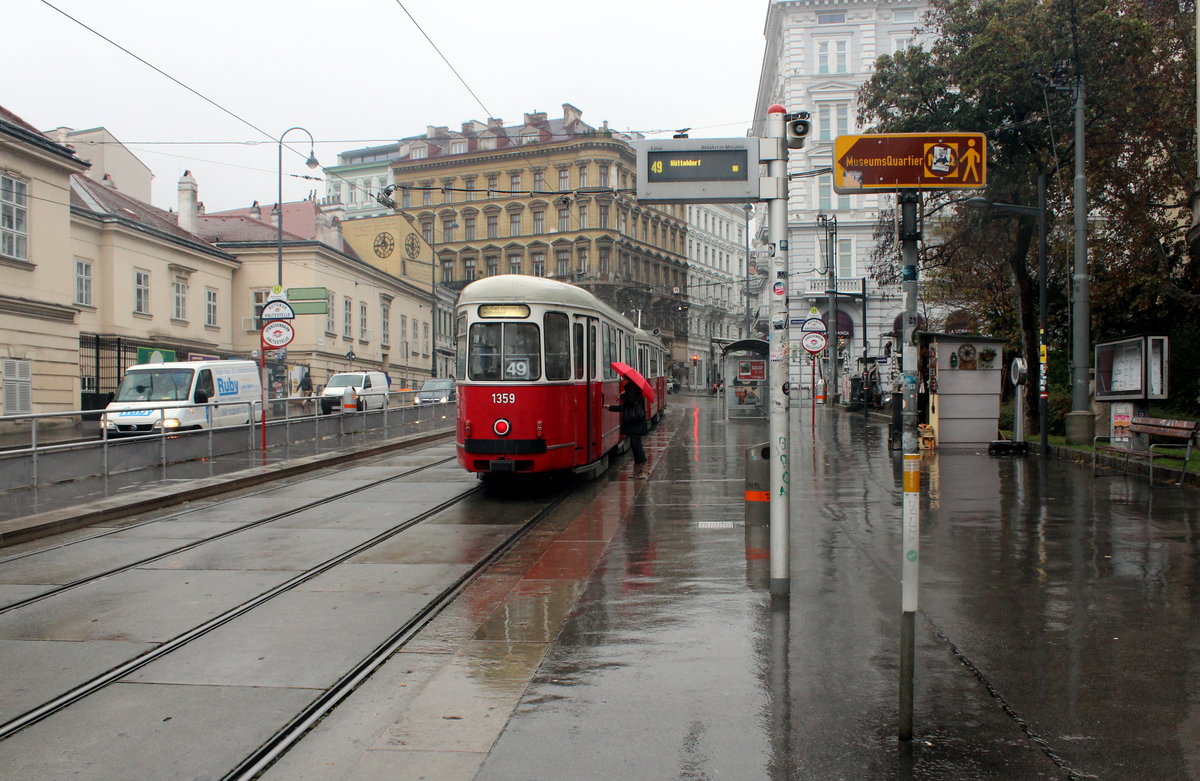 Wien Wiener Linien SL 49 (c4 1359 + E1 4538) VII, Neubau, Burggasse (Hst. Volkstheater) am 18. Oktober 2016.