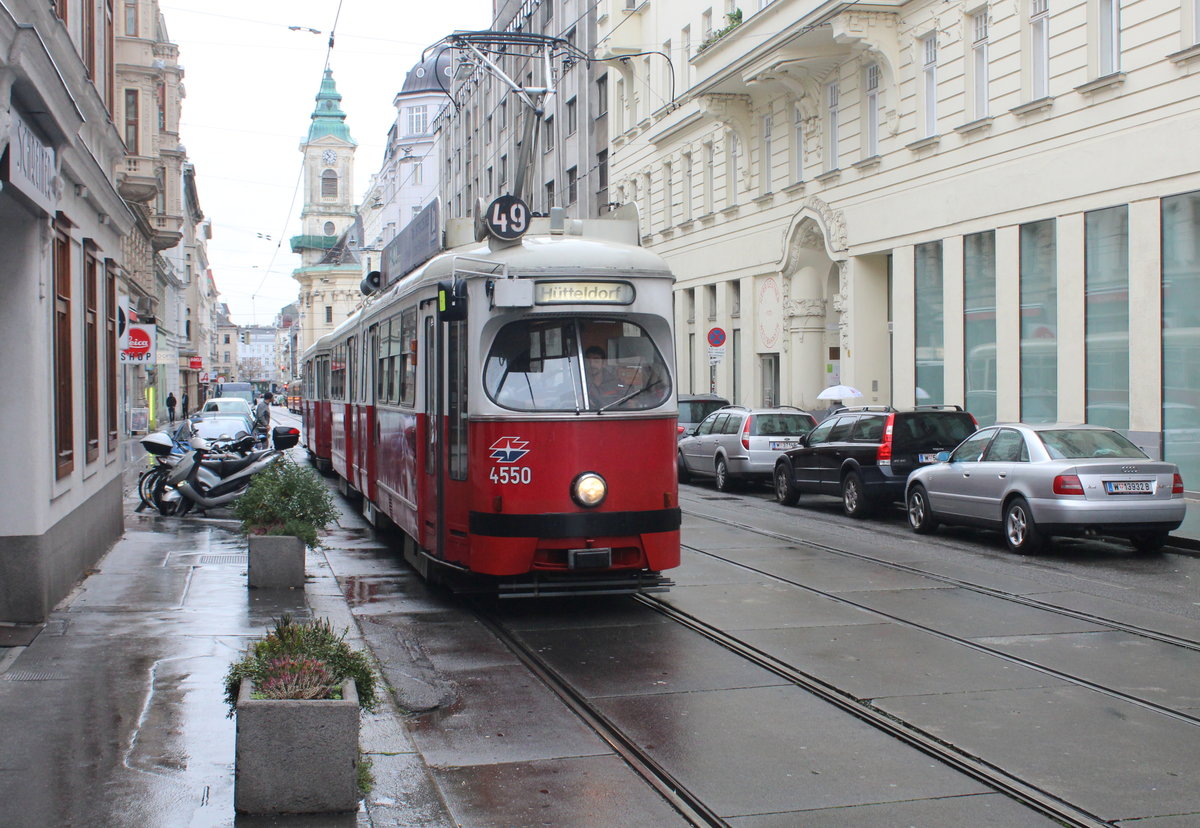 Wien Wiener Linien SL 49 (E1 4550) VII, Neubau, Westbahnstraße am 20. Oktober 2016. - In der Westbahnstraße (und in einigen Nachbarstraßen) gibt es viele Fotoläden, die natürlich die Ausstattung für den digitalen Fotografen, z. B. Digitalkameras und Speicherkarten,  anbieten; in einigen von ihnen gibt es aber auch eine große Auswahl von Waren, die einem analogen Fotografen gefallen würden: Kameras, Filme, Diarahmen, Negativhüllen usw.