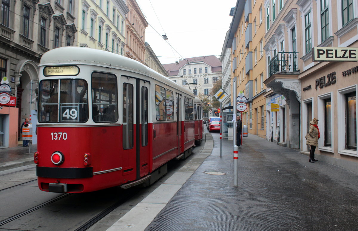 Wien Wiener Linien SL 49 (c4 1370 + E1 4536) XV, Rudolfsheim-Fünfhaus, Huglgasse am 19. Oktober 2016. - Benannt wurde die Huglgasse nach Julius Hugl (1813 - 1888), der 1880 - 1886 Bürgermeister von Rudolfsheim war.