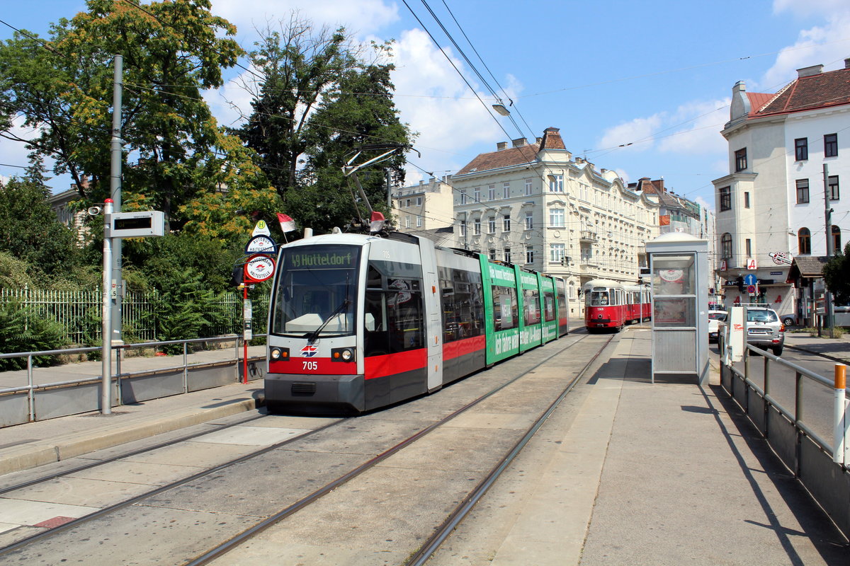 Wien Wiener Linien SL 49: Am Nachmittag des 26. Juli 2016 kommt der ULF B1 705 in der Haltestelle Breitensee in Wien-Penzing an.