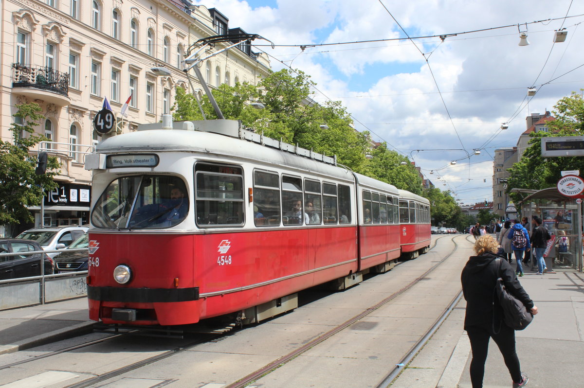 Wien-Wiener Linien SL 49 (E1 4548 + c4 1339 (beide: Bombardier-Rotax, vorm. Lohnerwerke, 1975) XV, Rudolfsheim-Fünfhaus, Hütteldorfer Straße / Johnstraße (Hst. Johnstraße) am 10. Mai 2019. - Die Johnstraße wurde nach Franz Xaver Freiherr von John benannt; Freiherr von John, der Kriegsminister (1866) und Chef des österreichischen Generalstabs war, lebte von 1815 bis 1876.