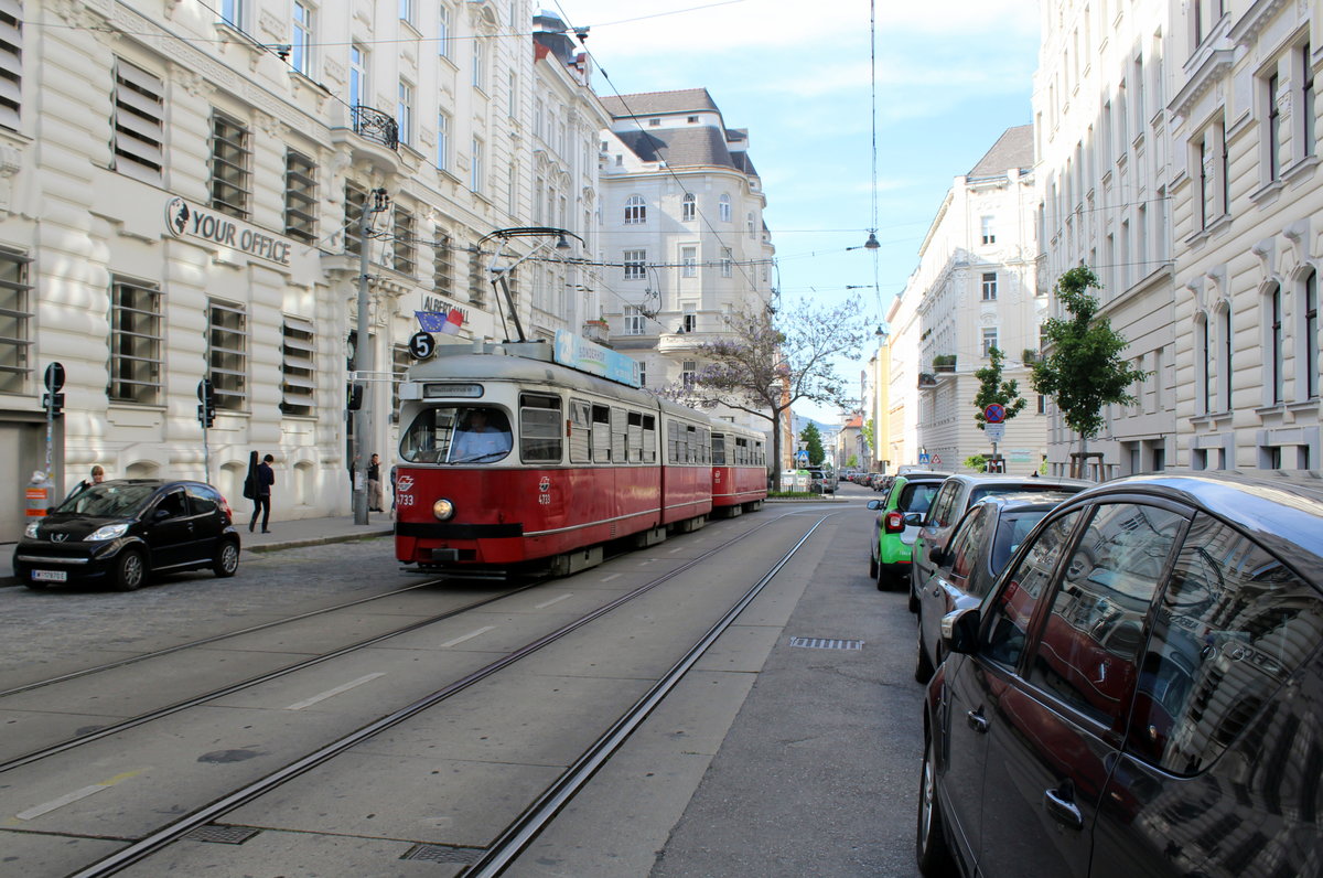 Wien Wiener Linien SL 5 (E1 4733 + c4 1312) VIII, Josefstadt, Albertgasse am 17. Mai 2017.