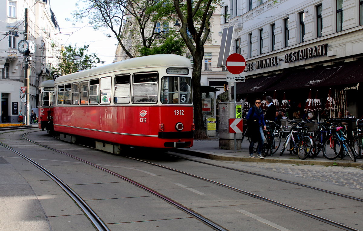 Wien Wiener Linien SL 5 (c4 1312 + E1 4733) VIII, Josefstadt, Josef-Matthias-Hauer-Platz / Albertgasse / Josefstädter Straße (Hst. Albertgasse) am 11. Mai 2017.